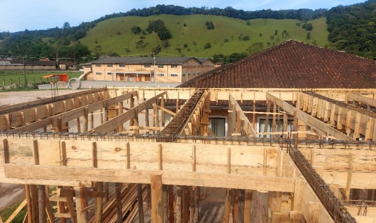 Construção do primeiro piso do Centro Cultural Egon Schaden.