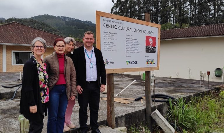 Cerimônia de inauguração da placa que marca o reinício da construção do Centro Cultural Egon Schaden.