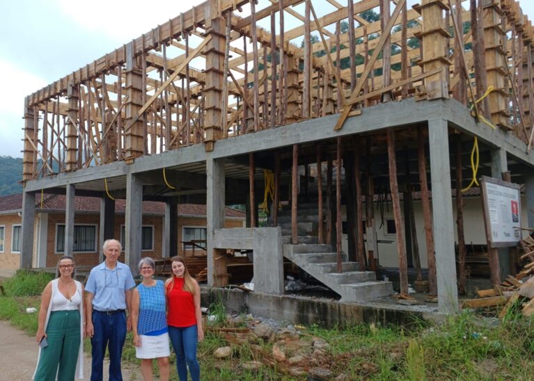 OBRAS DO CENTRO CULTURAL EGON SCHADEN RECEBEM VISITA ESPECIAL